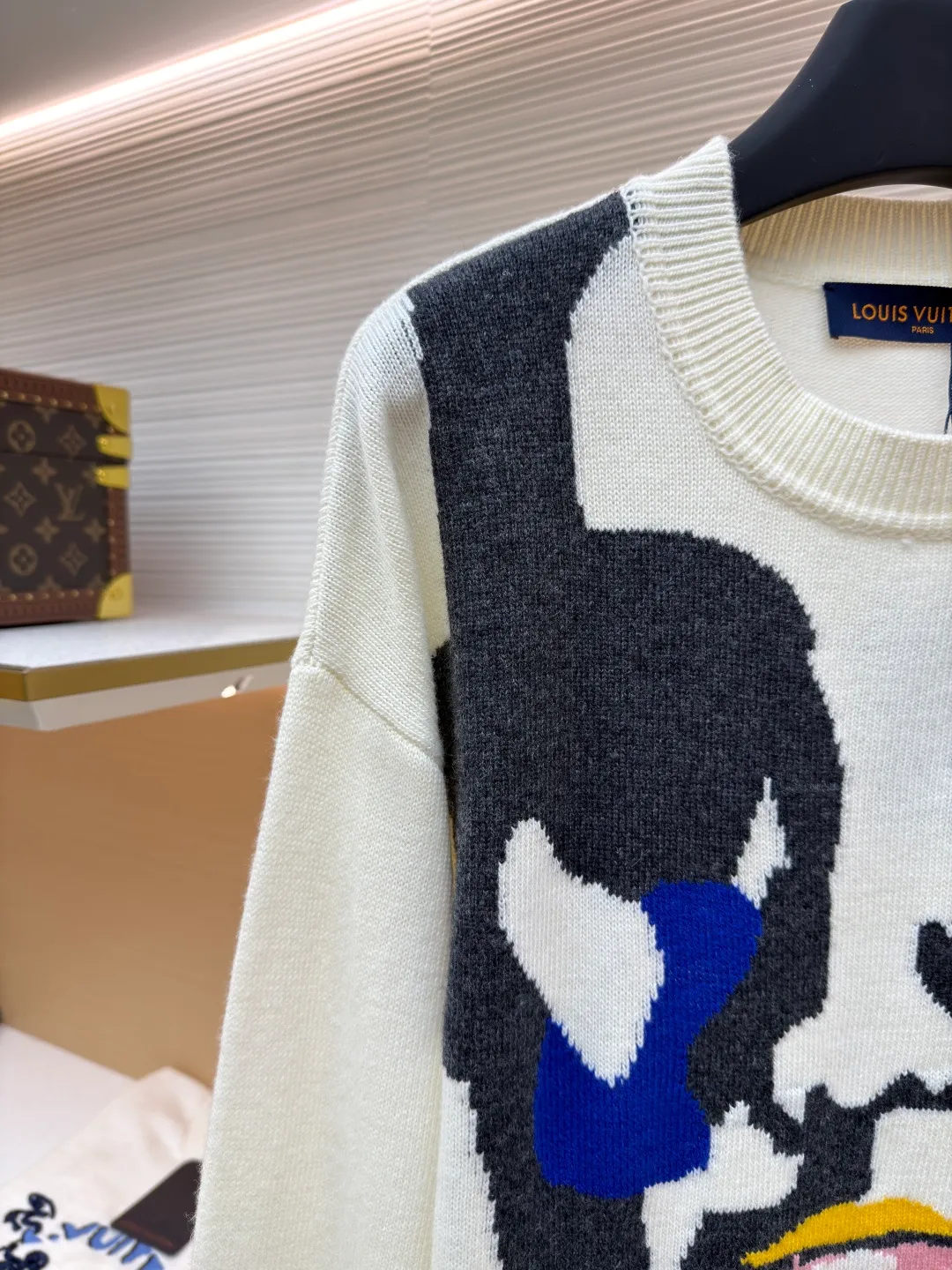 LOUIS VUITTON Portrait Grimace Jacquard Sweater ●Original version: 13100 purchase and development ●Item number: 1681807-B50 ●Fabric: wool blended fabric ●Technology: jacquard knitting ●Color: off-white ●Version: fitted version ●Weight: about 470 grams ●Size: XS-S-M-L ●Description: This human face jacquard sweater is made of 12-needle high-density worsted wool blend yarn, with a soft and crisp texture. The main face pattern uses intarsia jacquard technology, and is precisely interwoven with multi-color yarns such as black, blue, and green. There are no floating lines on the edges of the pattern, and the color levels are clear and not easy to fall off. The collar, cuffs and hem are all made of ribbed edge technology, which has excellent elasticity and will not deform after long-term wear. The seams on the body are double-needle seamed, and the details are reinforced and durable; the shoulders are made of seamless weaving technology, so there are no indentations and a better fit when worn. The overall shape is adapted to various body shapes through three-dimensional tailoring, and the manual measurement error is controlled within ±3cm, taking into account both design and practical wearability. The overall wiring is straight and delicate, the fabric is comfortable and soft, and the color is consistent without color difference. It can be matched with the same style to create a fashionable look and control various occasions. Customized accessories, complete with three standards, same style for men and women!